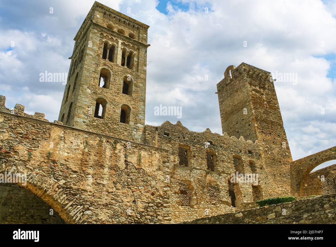 Hohe mittelalterliche Türme des Steinklosters auf dem Berg. Sant Pere de Rodes, Girona. Stockfoto