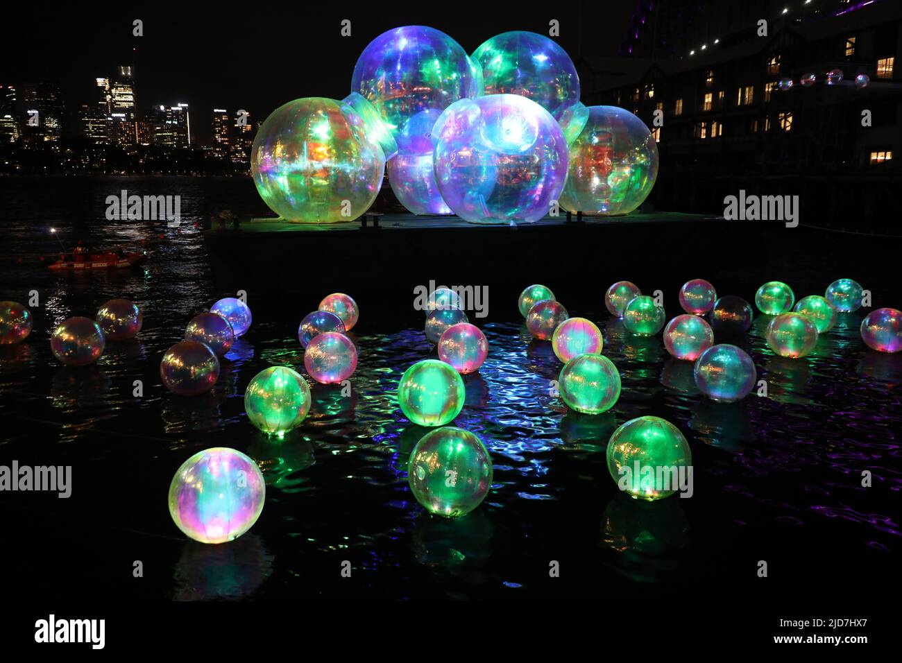 Sydney, Australien. 18.. Juni 2022. Der letzte Tag von Vivid. Vivid Sydney 2022 lief vom 27. Mai bis zum 18. Juni 2022. Im Bild: Ephemerer Ozean. Kredit: Richard Milnes/Alamy Live Nachrichten Stockfoto