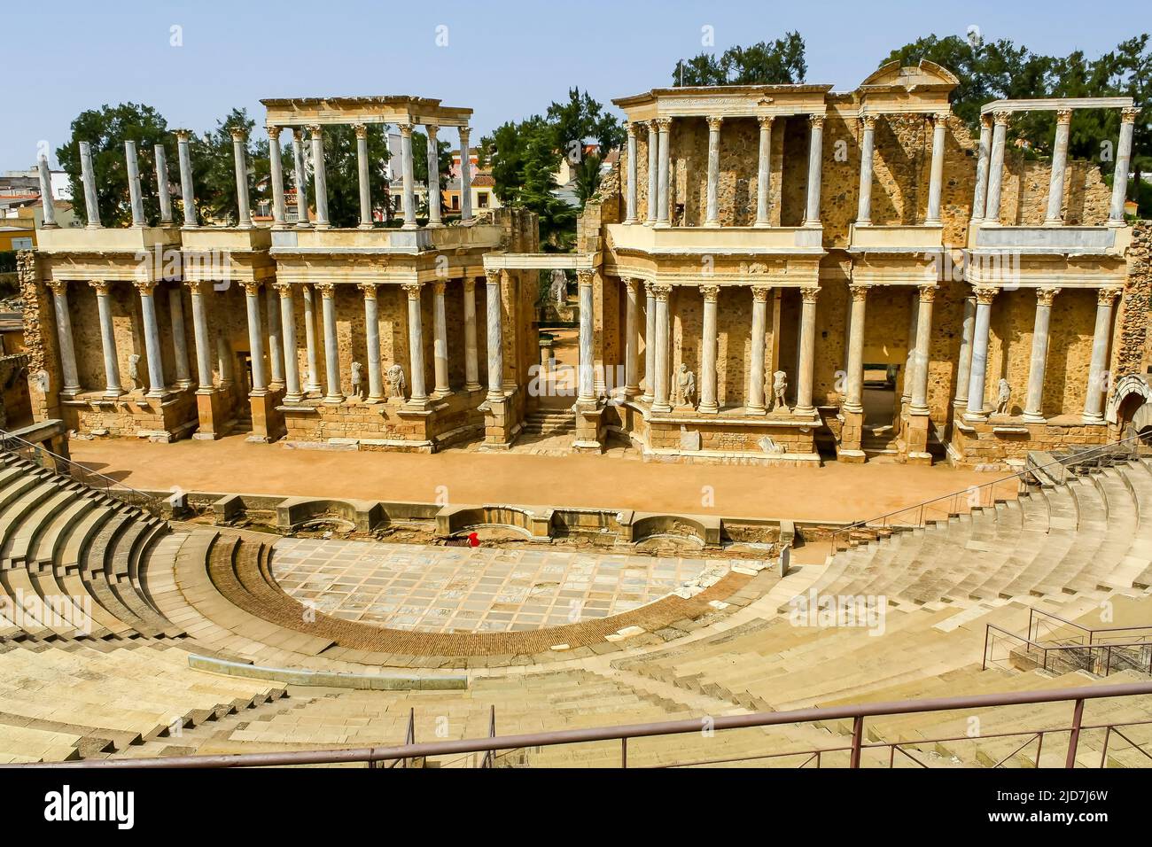 Panoramablick auf das berühmte römische Theater der monumentalen Stadt Merida in Spanien. Stockfoto
