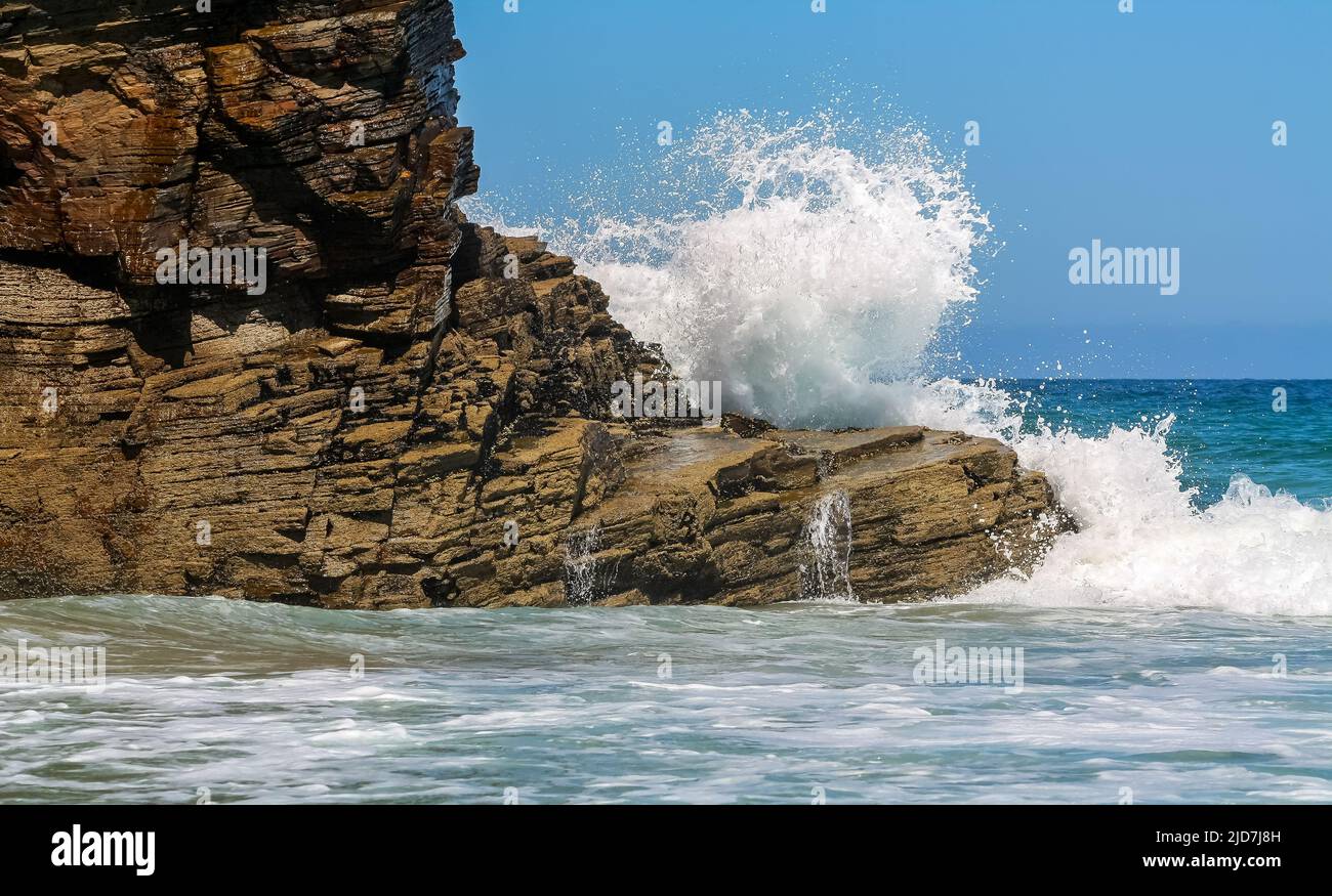 Wellen brechen gegen die Felsen am Strand der Kathedralen von Galicien. Stockfoto