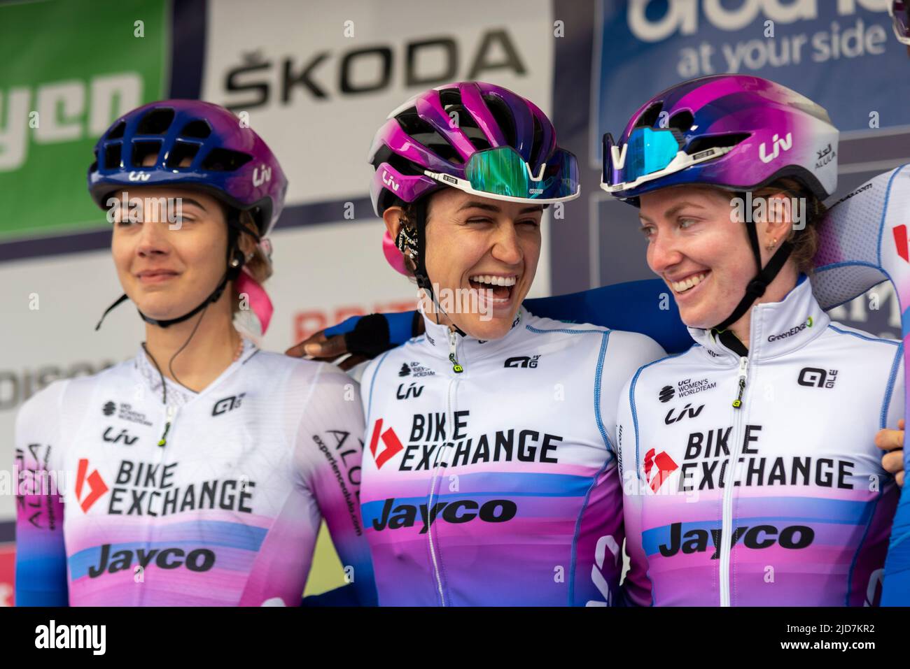 Arianna Fidanza, Kristen Faulkner, Alexandra Manly, Fahrer des Teams  BikeExchange Jayco, bevor sie im UCI-Radrennen The Women's Tour in  Colchester Rennen Stockfotografie - Alamy