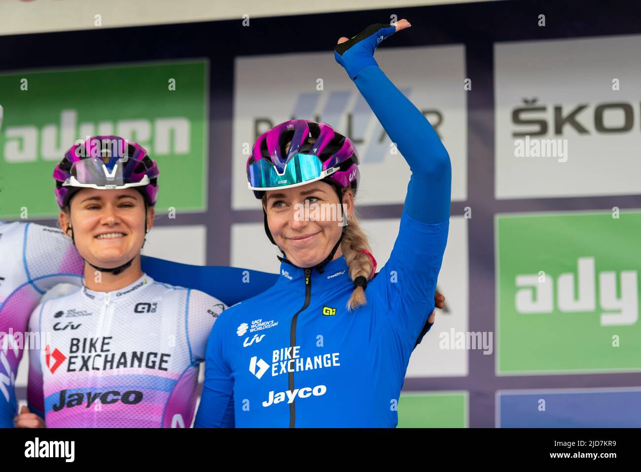 Georgia Williams, Nina Kessler, Fahrer des Teams BikeExchange Jayco, bevor es im UCI das Women's Tour Radrennen von Colchester bestiege Stockfoto