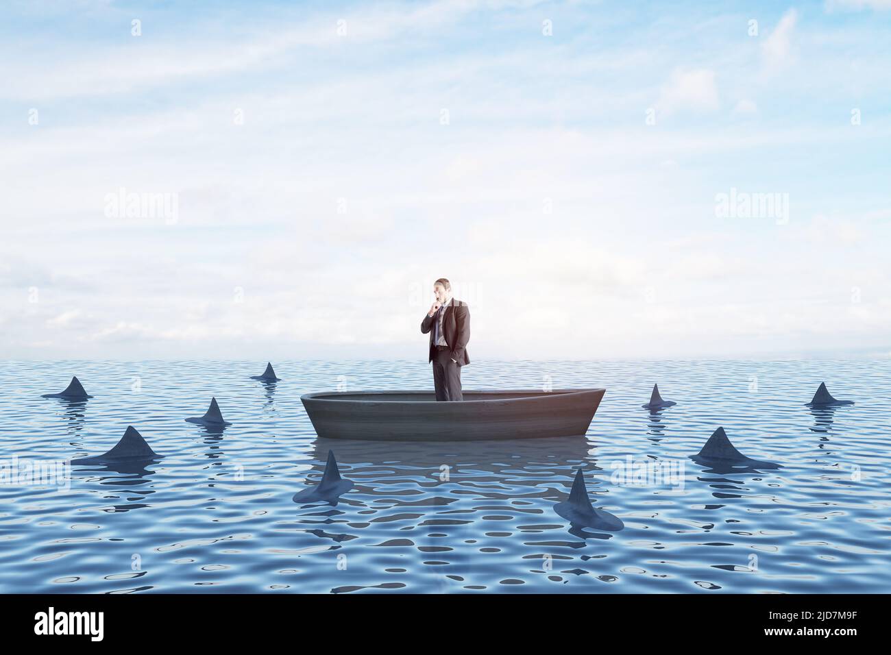 Hartes Geschäfts- und Wettbewerbskonzept mit Geschäftsmann in einem Boot im Meer mit Haien Stockfoto