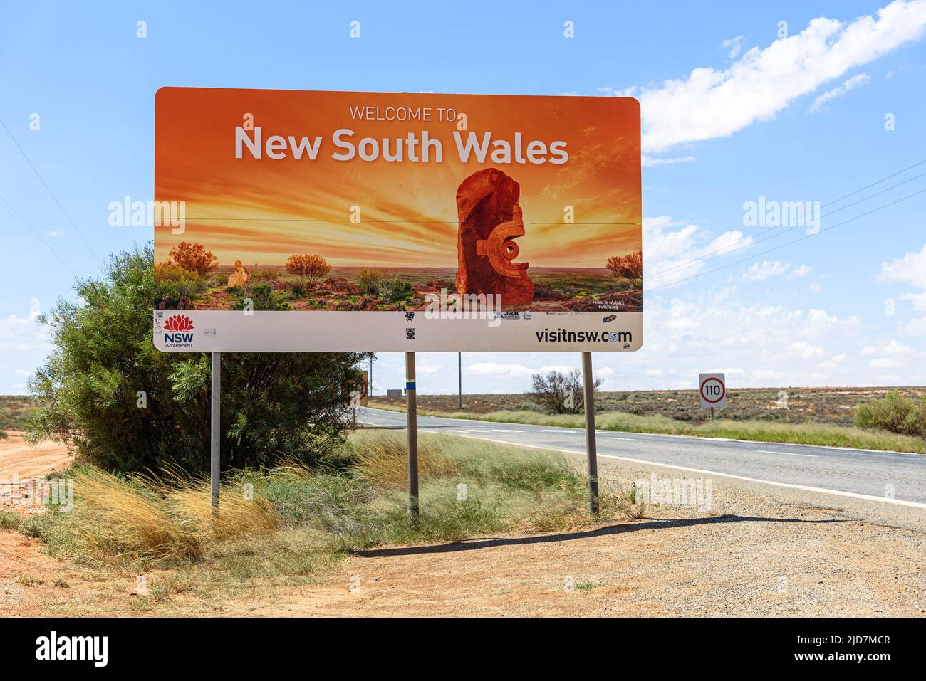 Ein Willkommensschild nach New South Wales entlang des Barrier Highway im Outback Stockfoto