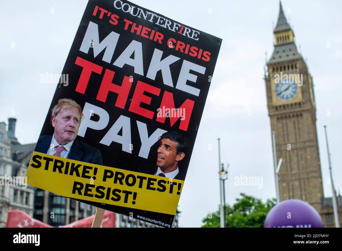 Der Protestler hält während der nationalen TUC-Demonstration im Zentrum von London ein Plakat zur Anti-Tory-Regierung, um Maßnahmen gegen die Lebenshaltungskosten zu fordern, ein neues Stockfoto