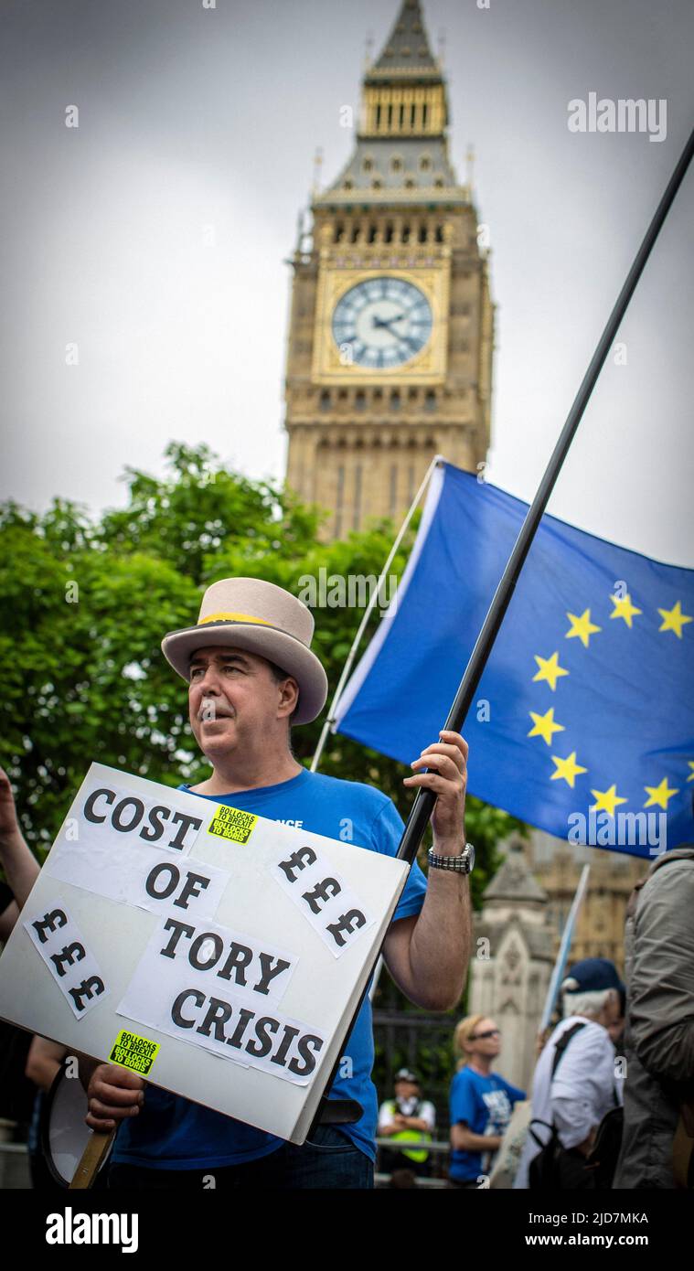 Ein männlicher Protestler hält während der nationalen TUC-Demonstration im Zentrum von London ein Protestzeichen, um Maßnahmen zu den Lebenshaltungskosten zu fordern. Stockfoto