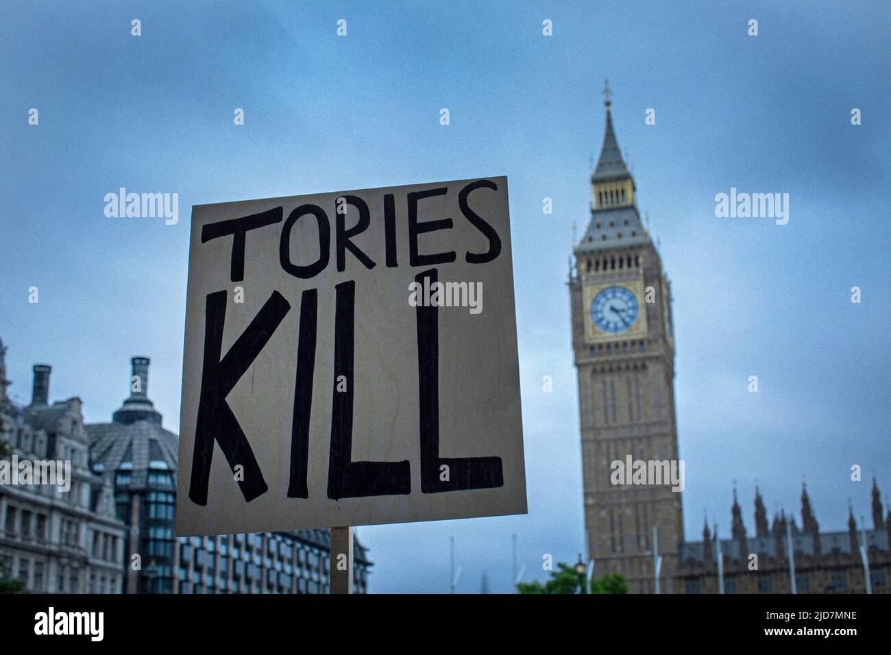 Der Protestler hält während der nationalen TUC-Demonstration im Zentrum von London ein Plakat zur Anti-Tory-Regierung, um Maßnahmen gegen die Lebenshaltungskosten zu fordern, ein neues Stockfoto