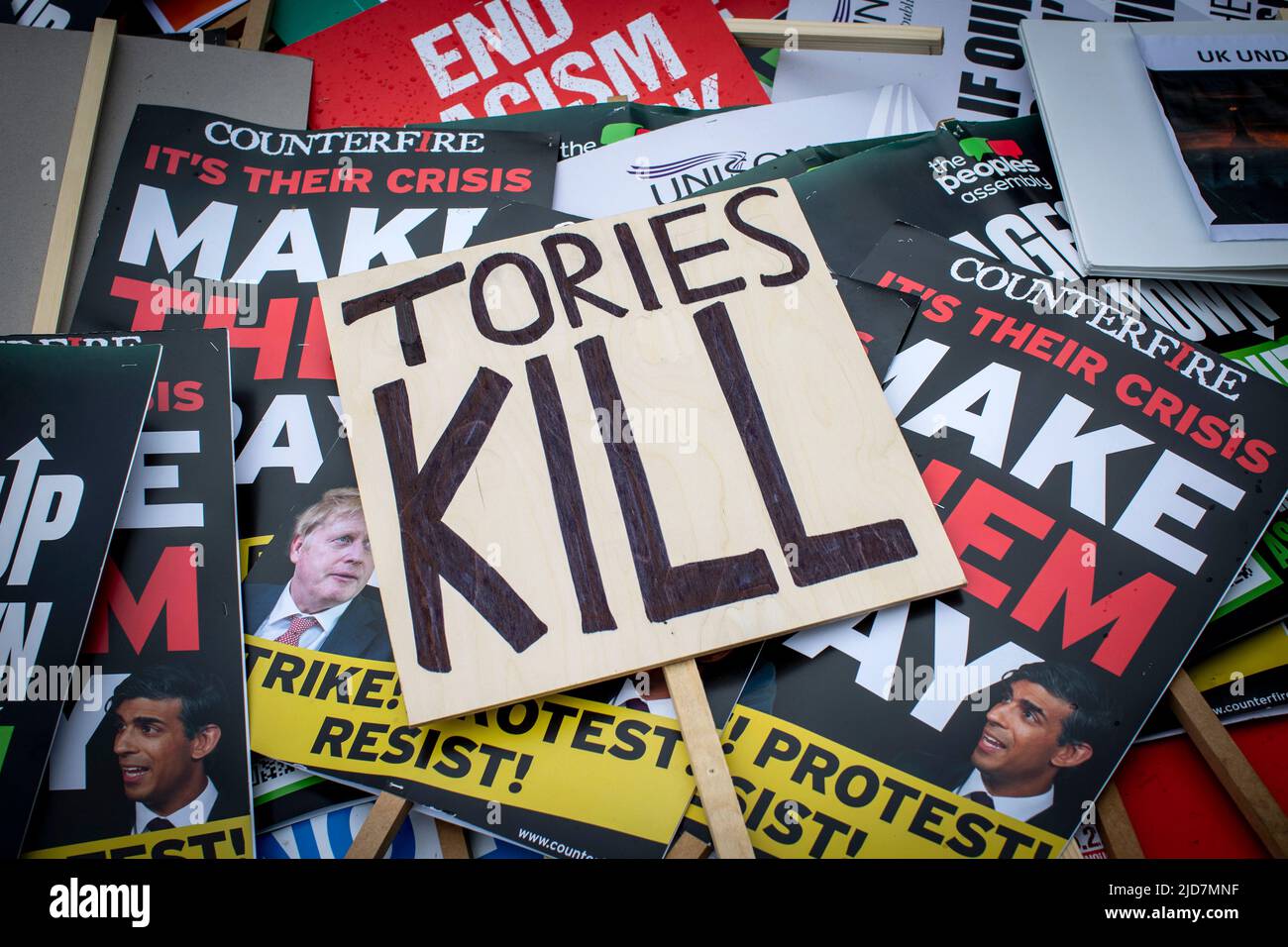 Protestschilder der Anti-Tory-Regierung auf dem Boden während der nationalen TUC-Demonstration im Zentrum von London, um Maßnahmen gegen die Lebenshaltungskosten zu fordern. Stockfoto