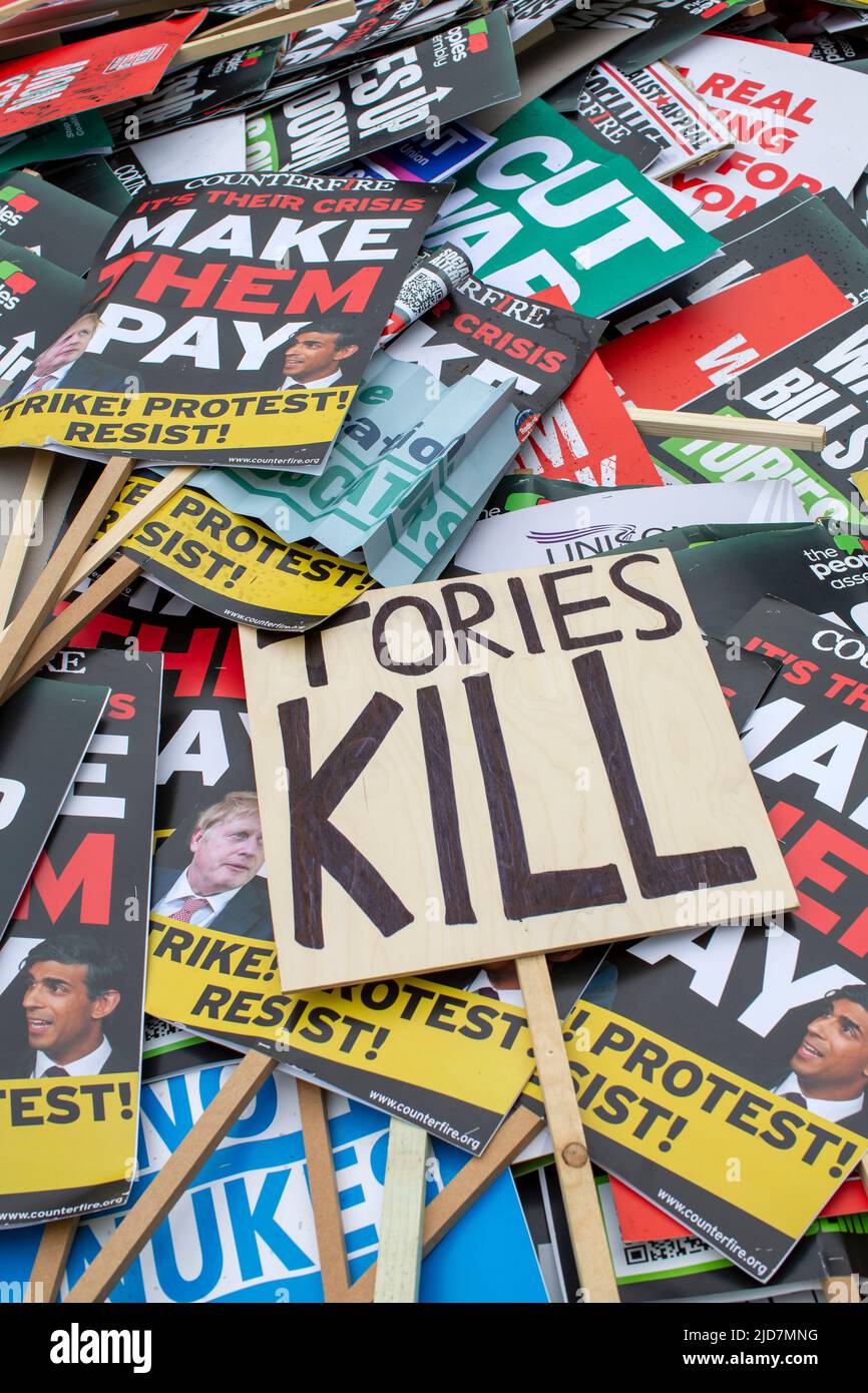 Protestschilder der Anti-Tory-Regierung auf dem Boden während der nationalen TUC-Demonstration im Zentrum von London, um Maßnahmen gegen die Lebenshaltungskosten zu fordern. Stockfoto