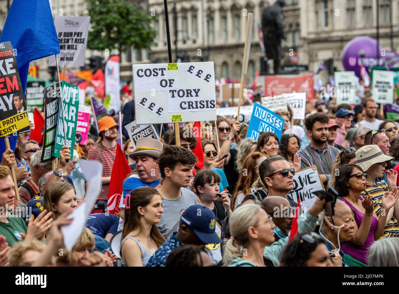 Peopel halten Plakate hoch, während sie an einer nationalen TUC-Demonstration im Zentrum von London teilnehmen, um Maßnahmen zu den Lebenshaltungskosten zu fordern, ein neues Abkommen für den Wor Stockfoto