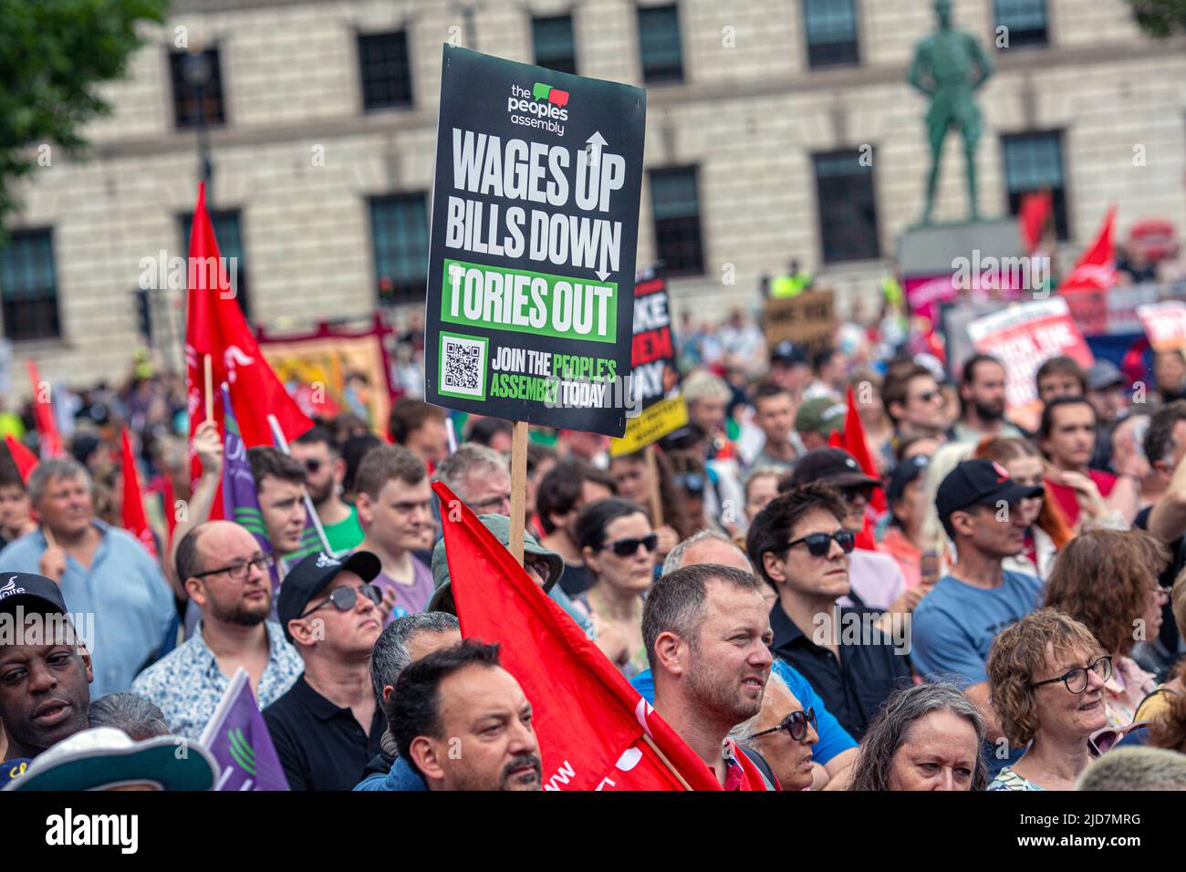 Peopel halten Plakate hoch, während sie an einer nationalen TUC-Demonstration im Zentrum von London teilnehmen, um Maßnahmen zu den Lebenshaltungskosten zu fordern, ein neues Abkommen für den Wor Stockfoto
