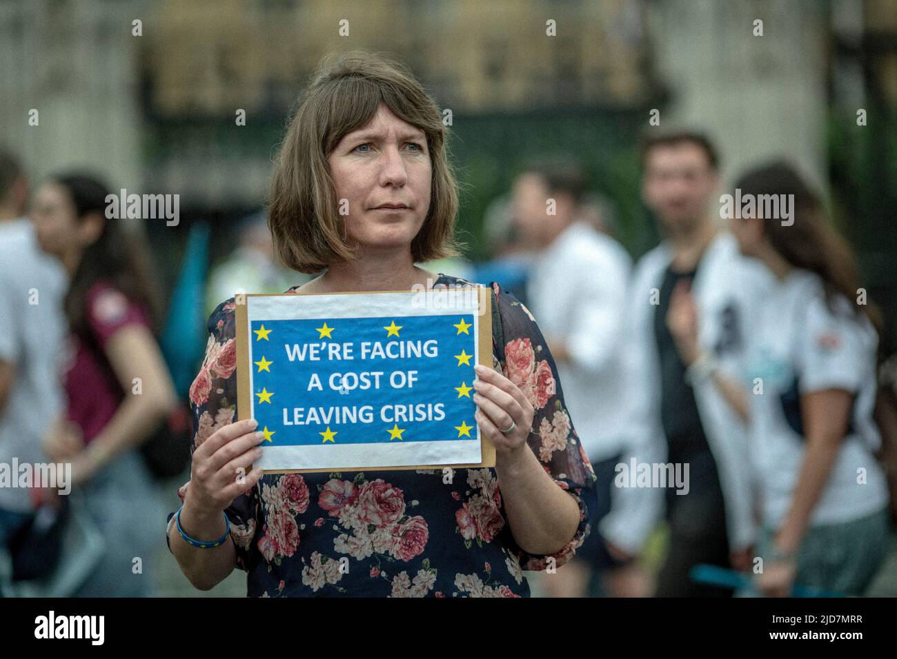 Die Protesterin hält während der nationalen TUC-Demonstration im Zentrum von London ein Protestzeichen, um am Samstag, dem Juni, Maßnahmen zu den Lebenshaltungskosten zu fordern Stockfoto