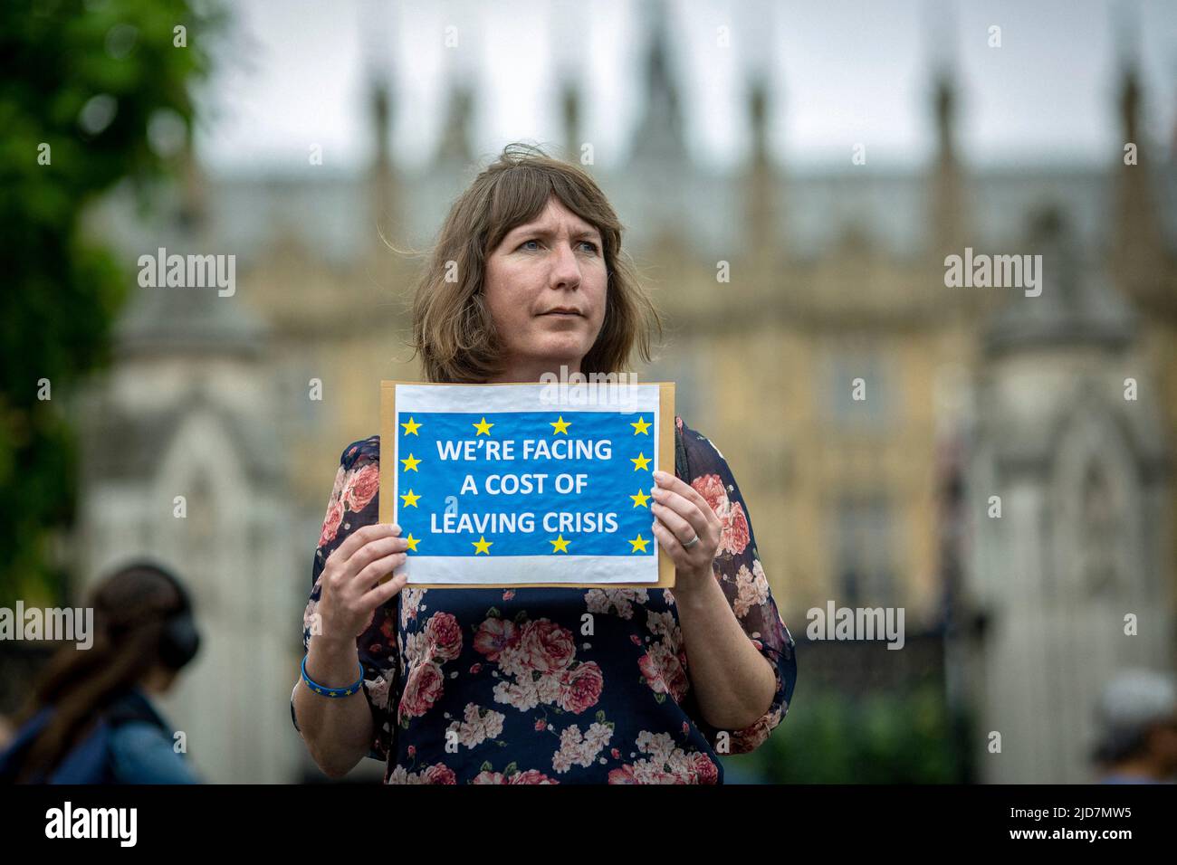 Die Protesterin hält während der nationalen TUC-Demonstration im Zentrum von London ein Protestzeichen, um am Samstag, dem Juni, Maßnahmen zu den Lebenshaltungskosten zu fordern Stockfoto