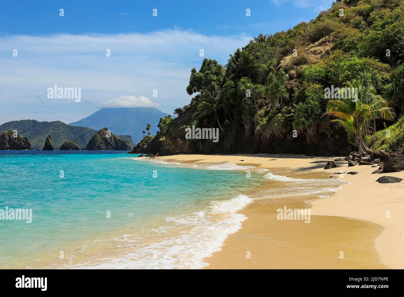 Schöner Strand auf der Mahoro Insel mit den Masare & Pahepa Inseln dahinter, vor der Küste von Siau. Mahoro, Siau Island, Sangihe Archipel, Nord-Sulawesi, Indonesien Stockfoto