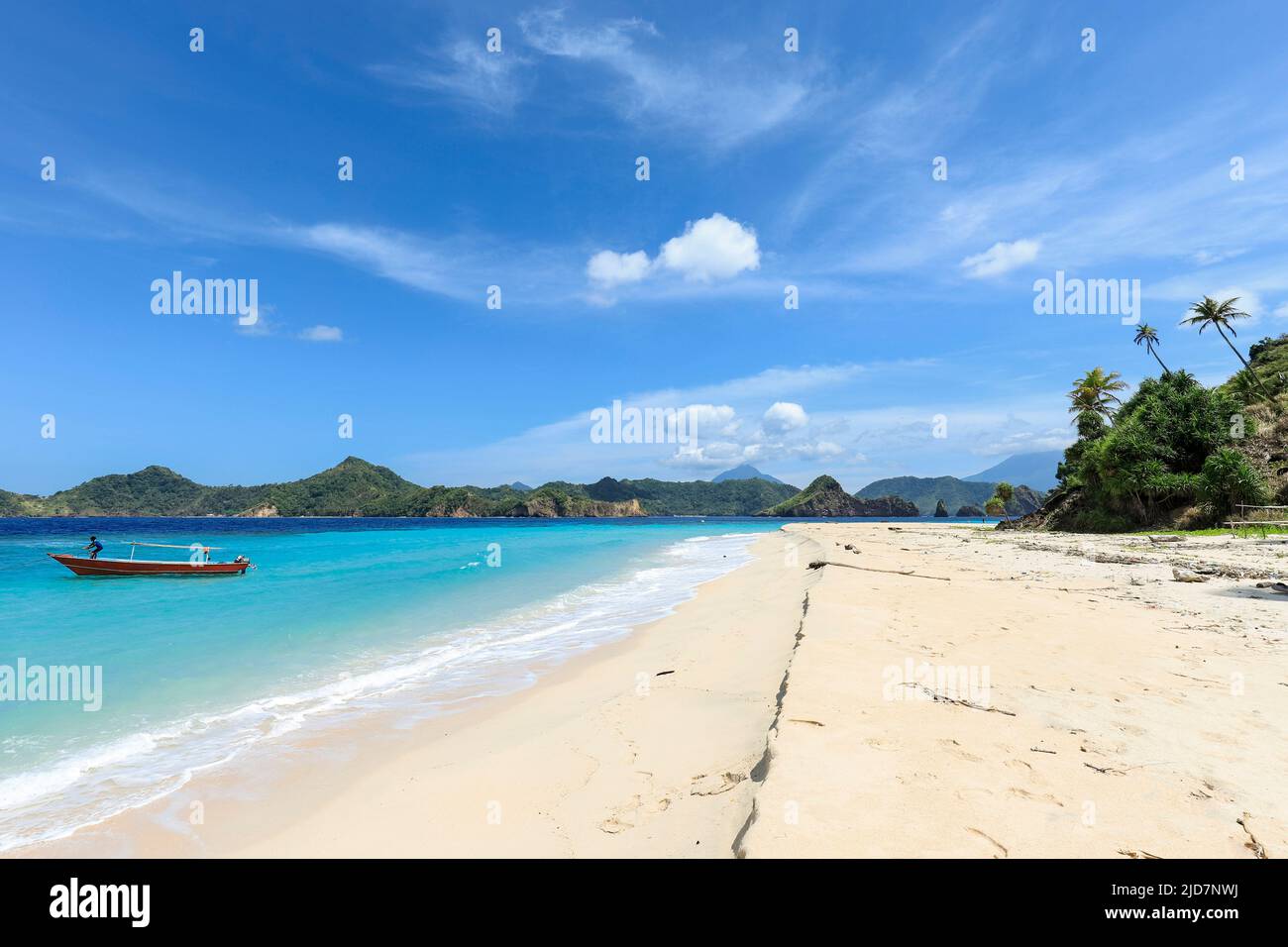 Mahoro Island weißer Sandstrand mit Boot und Masare & Pahepa Inseln dahinter. Mahoro, Siau Island, Sangihe Archipel, Nord-Sulawesi, Indonesien Stockfoto