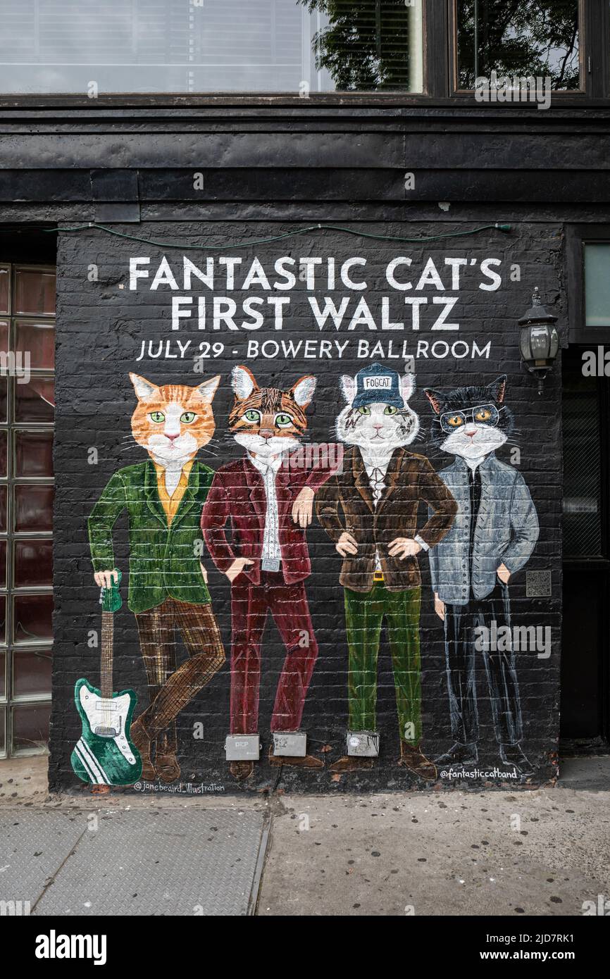Wandgraffiti von Jane Beaird, das für einen fantastischen Cat's Bowery Ballroom-Auftritt im Stadtteil Alphabet City von New York City, Vereinigte Staaten von Amerika, wirbt Stockfoto