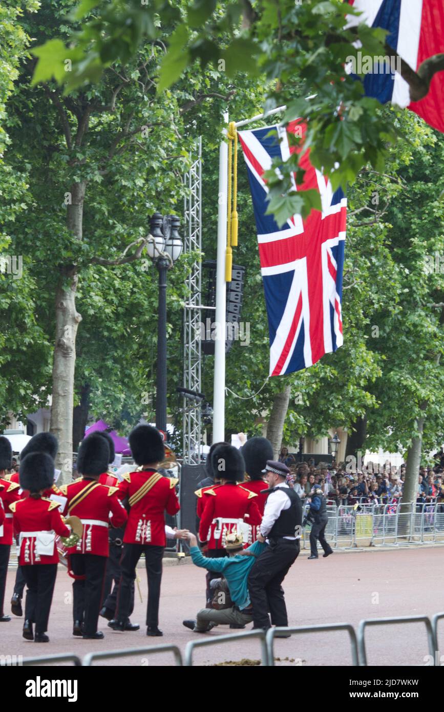 Demonstranten der Tieraufstand wurden von der Polizei bei Trooping the Color angegriffen, nachdem sie in die Jubiläumsparade gelaufen waren Stockfoto