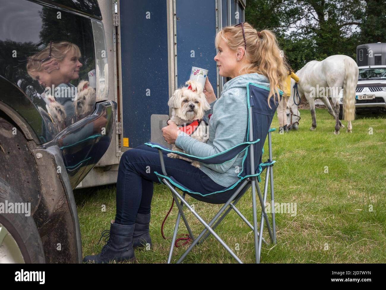 Cork, Irland. 18.. Juni 2022.Norma Daly O'Mahony entspannt sich bei einer Tasse Tee mit ihrer Shihtzu Lily auf der Cork Summer Show, die auf dem showgrounds in Curraheen, Cork, Irland, stattfand. - Credit; David Creedon / Alamy Live News Stockfoto