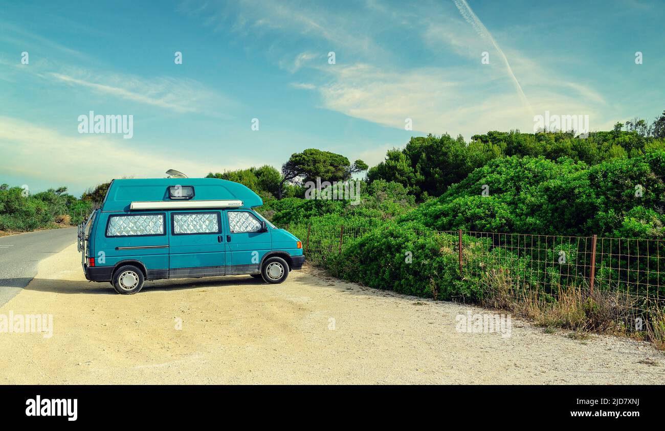 Roche, Cádiz, Spanien; 17. Juni 2022: Volkswagen Transporter T4 Westfalia California Club geparkt. Urlaubskonzept. Stockfoto