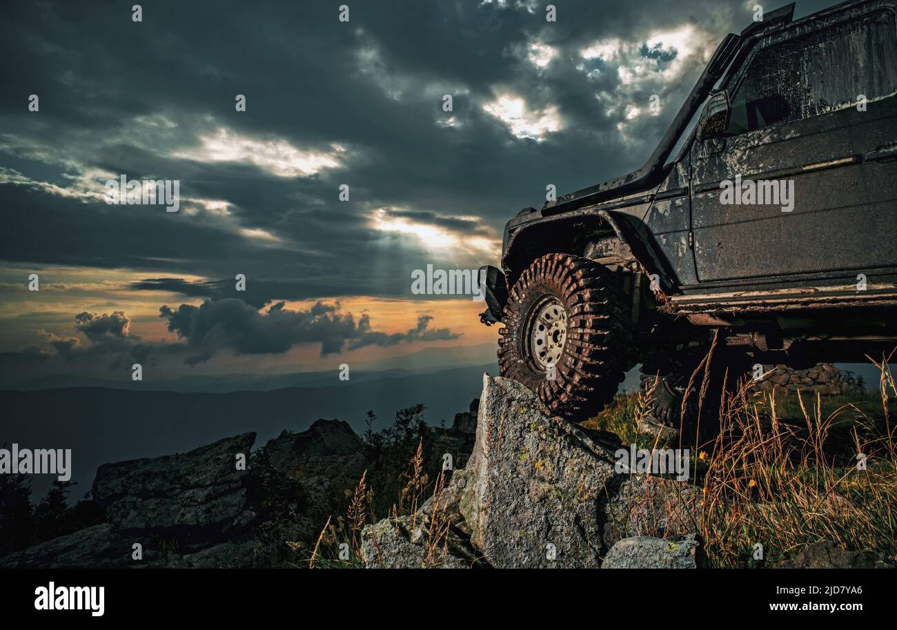Offroad-Auto auf Bergstraße. Stoßdämpfer für Geländewagen. Auto Bremsen mit Absorbern. Autoreifen. Reifen für Offroad. Stockfoto
