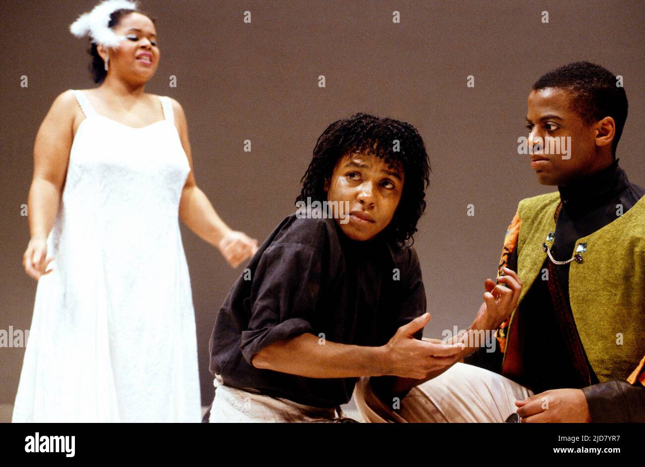 l-r: Molara Adesigbin (Chorus), Vivienne Rochester (Electra), Lloyd Notice (Oreste) in ELECTRA von Sophocles am Shaw Theatre, London NW1 1991 adaptiert und inszeniert von Adrian Schiller Musik: Molara Adesigbin & Adrian Schiller Kostüme: Kate R Whitehead Beleuchtung: Pete Bull Stockfoto