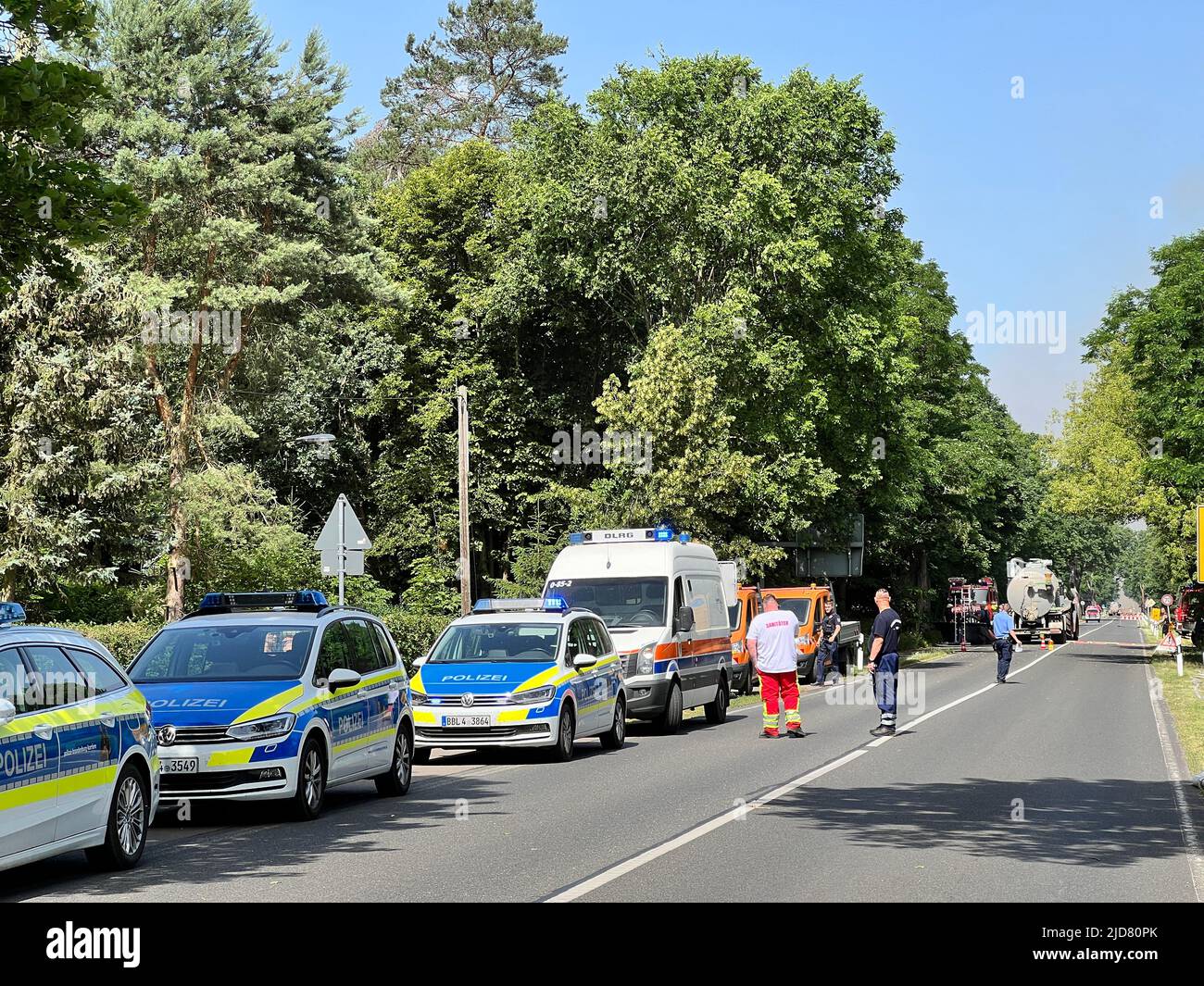 Treuenbrietzen, Deutschland. 19.. Juni 2022. Die Polizei fordert die Bewohner von Tiefenbrunn auf, ihre Häuser zu verlassen. Aufgrund der drohenden Gefahr durch den nahe gelegenen Waldbrand in Frohnsdorf (Kreis Potsdam-Mittelmark) müssen die Bewohner von Tiefenbrunnen ihre Häuser verlassen. Quelle: Thomas Schulz/TNN/dpa/Alamy Live News Stockfoto