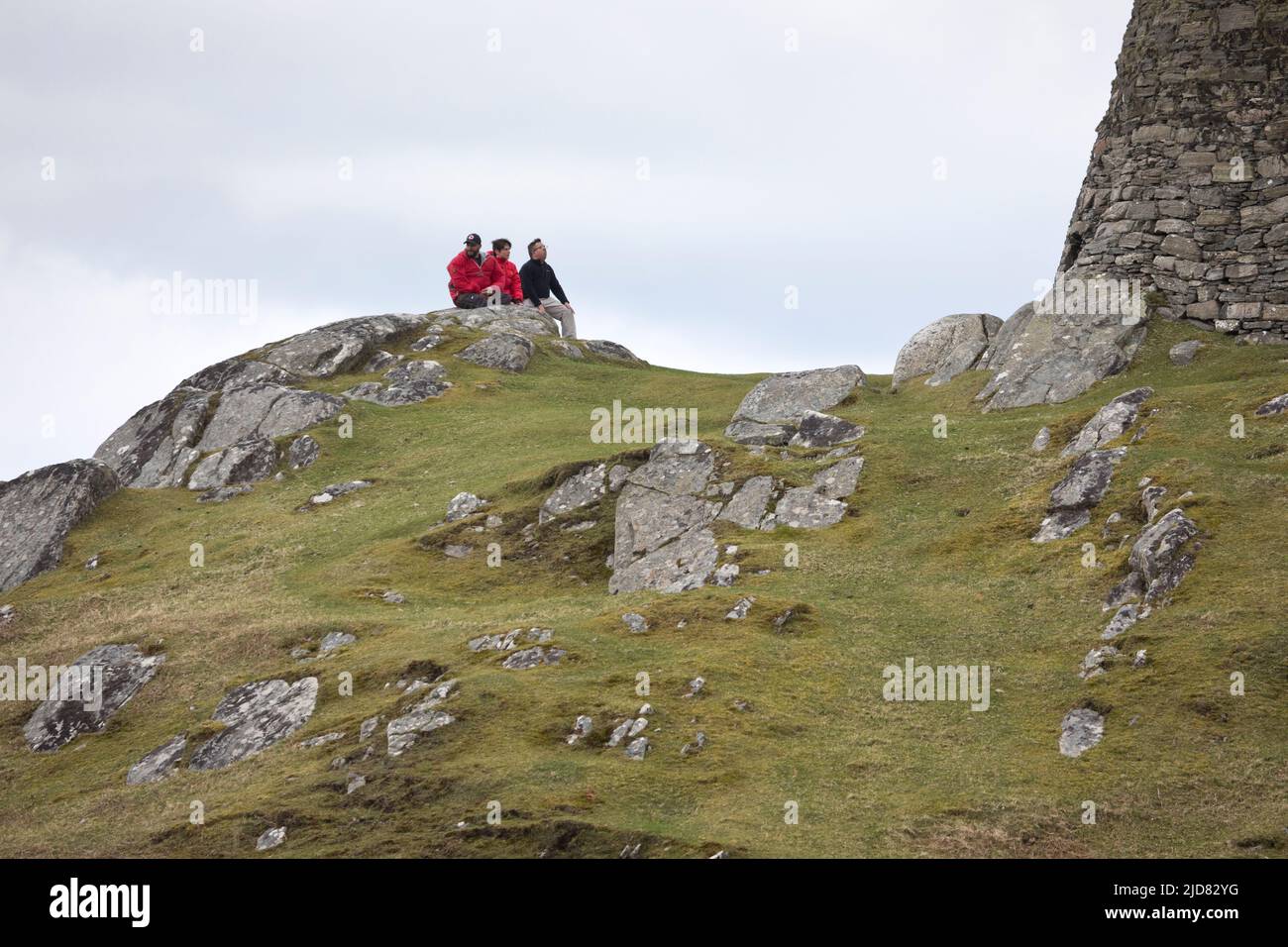 Menschen in der Landschaft der Isle of Lewis im April, in der Nähe von Dun Carloway, Äußere Hebriden, Schottland, Vereinigtes Königreich Stockfoto