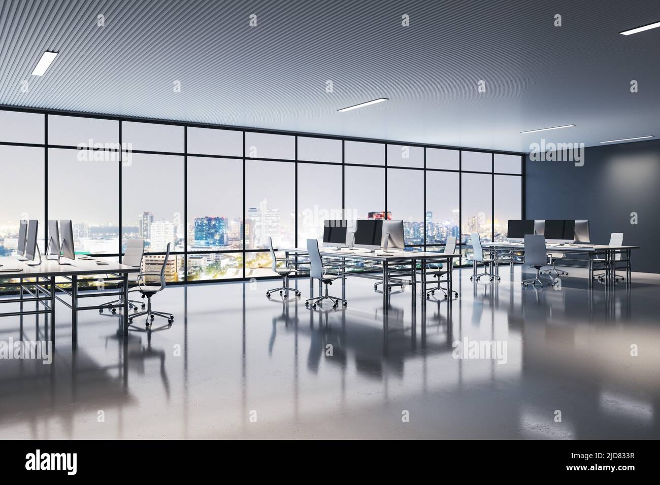Perspektivischer Blick auf ein großes, offenes Büro mit minimalistischem Innendesign, stilvollen Arbeitsräumen und tollem nächtlichen Blick auf die Stadt von der transparenten Wand. 3D r Stockfoto