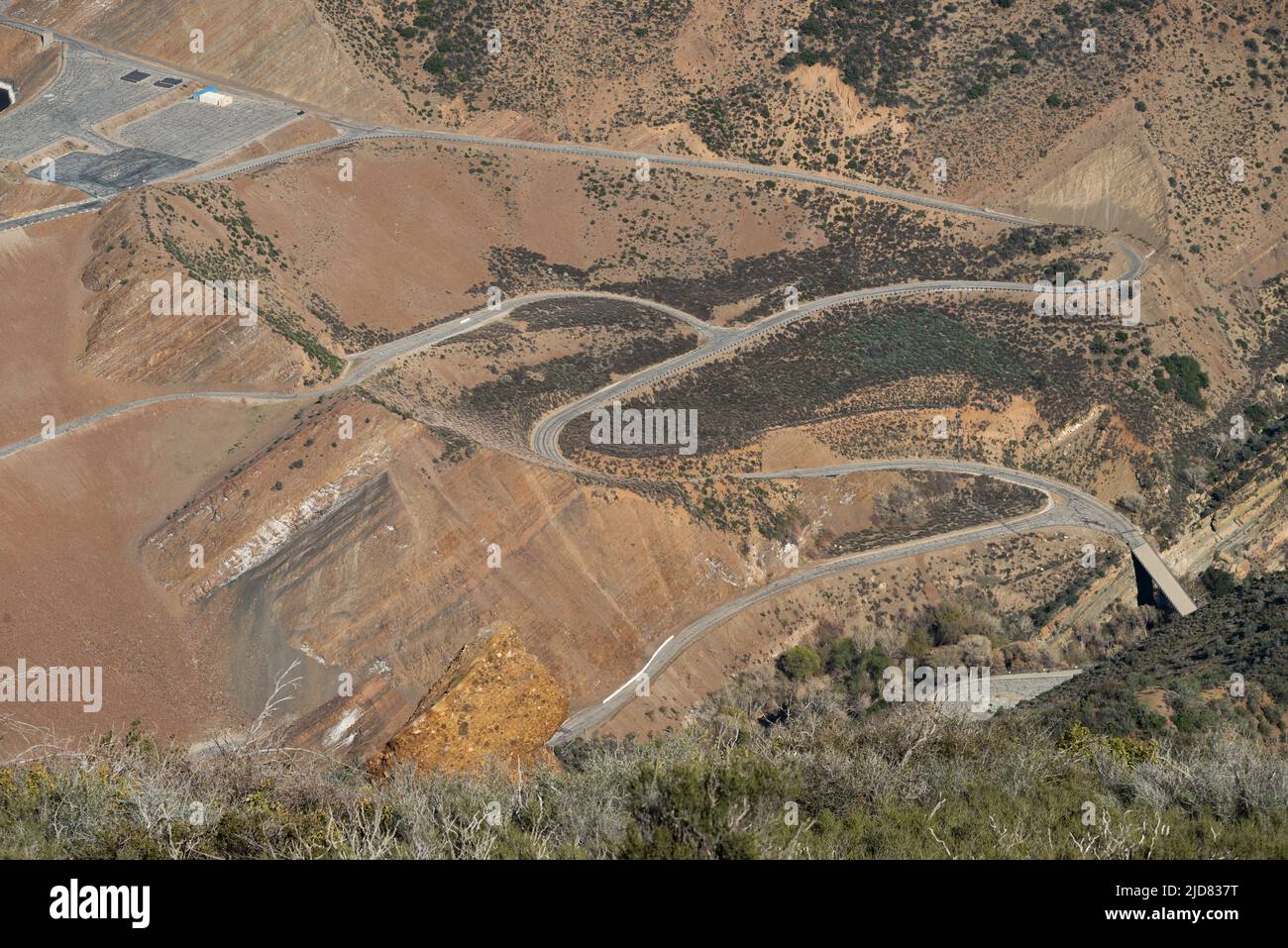 Luftaufnahme von gewundenen Straßen in der Nähe des Pyramid Lake Reservoir in Castaic, Kalifornien Stockfoto