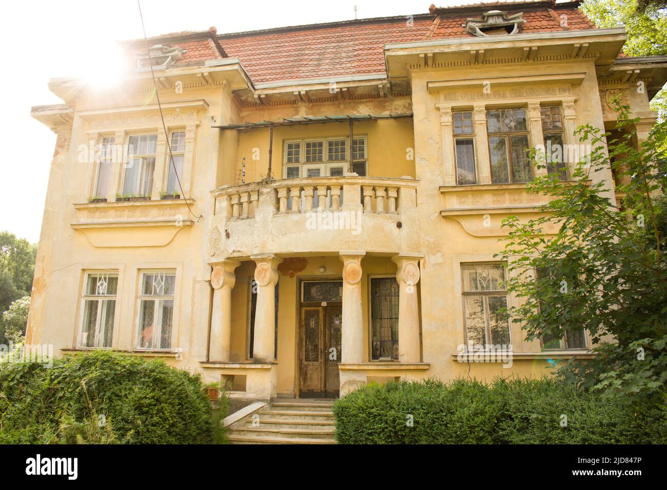 Alte verlassene Villa. Altes verlassenes Haus bei Sonnenaufgang. Stockfoto