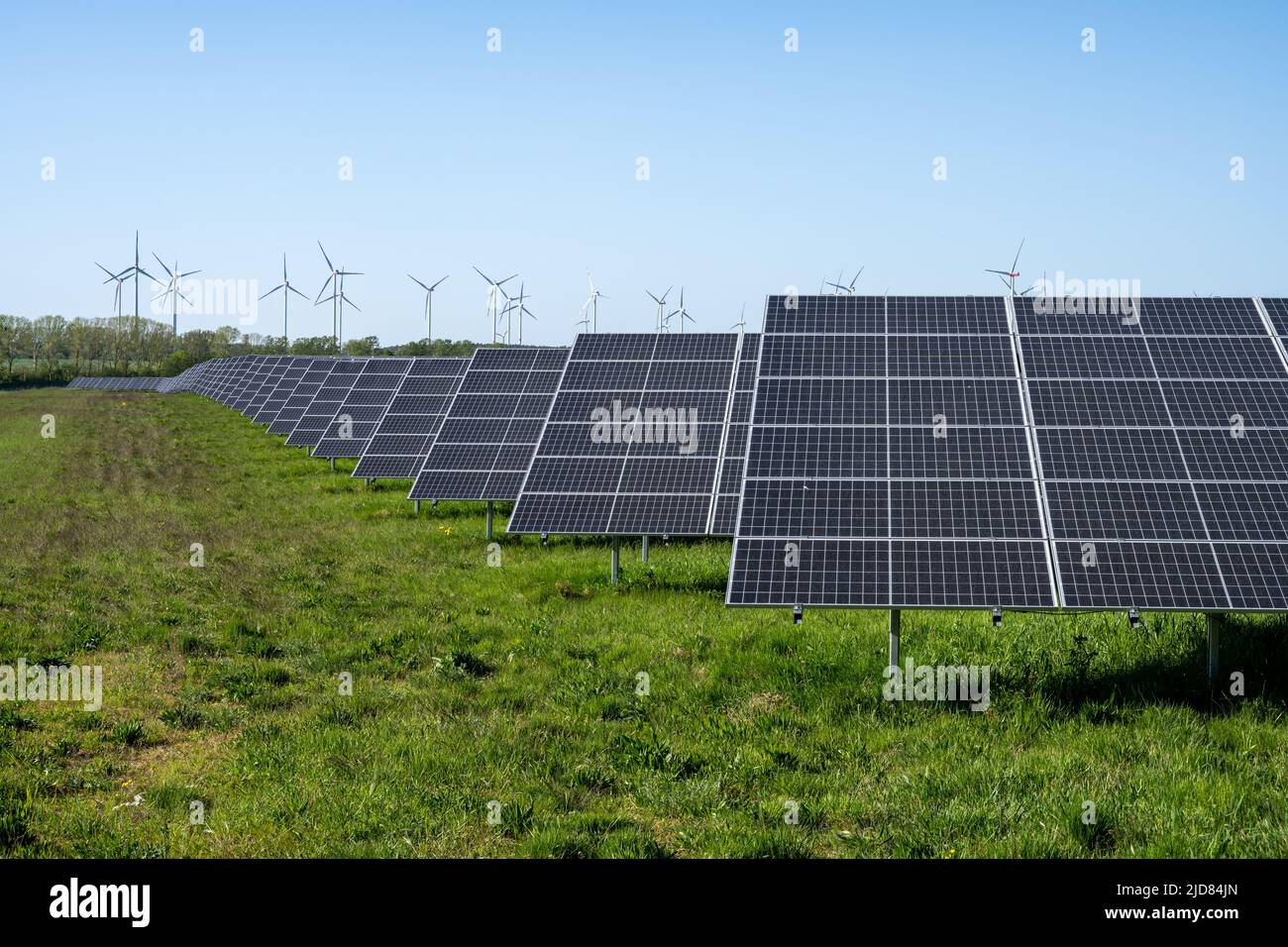 Solar Panels mit Windenergieanlagen der zurück in Deutschland gesehen Stockfoto