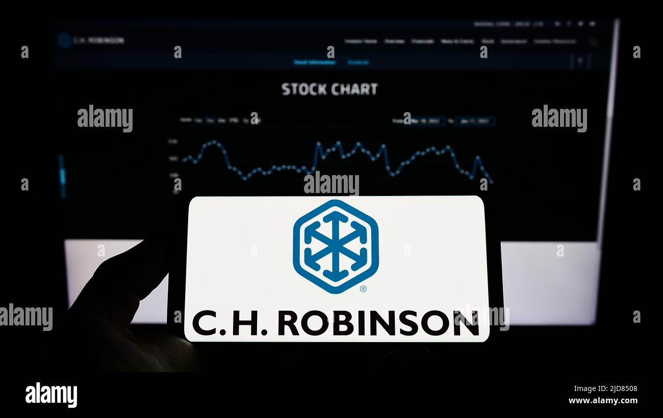 Person, die Smartphone mit Logo des Logistikunternehmens C.H. hält Robinson Worldwide Inc. Auf dem Bildschirm vor der Website. Konzentrieren Sie sich auf die Telefonanzeige. Stockfoto
