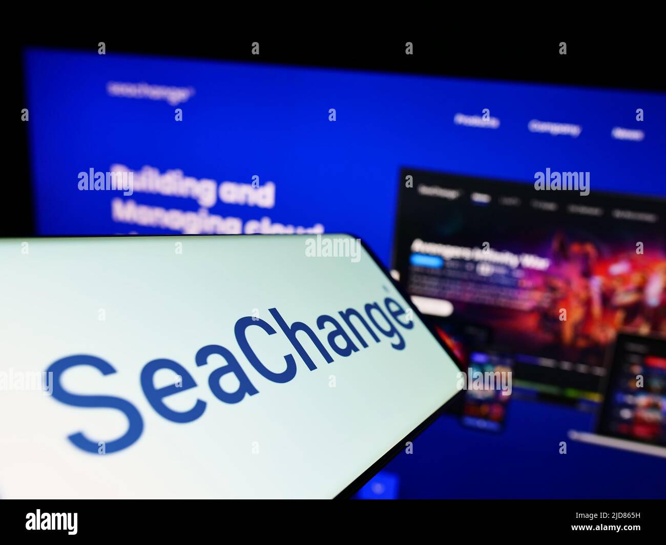Handy mit Logo der amerikanischen Firma SeaChange International Inc. Auf dem Bildschirm vor der Business-Website. Konzentrieren Sie sich auf die Mitte des Telefondisplays. Stockfoto