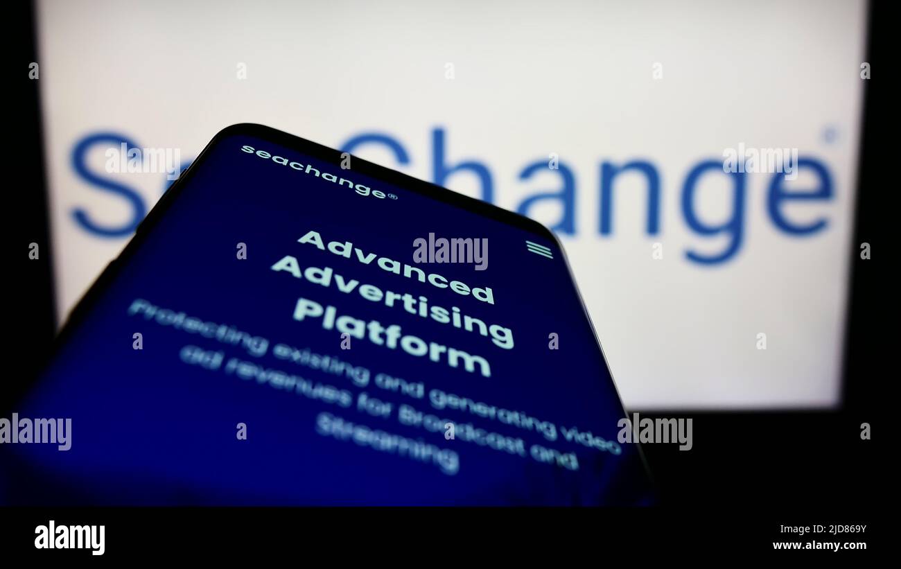 Mobiltelefon mit Webseite des amerikanischen Unternehmens SeaChange International Inc. Auf dem Bildschirm vor dem Logo. Konzentrieren Sie sich auf die obere linke Seite des Telefondisplays. Stockfoto