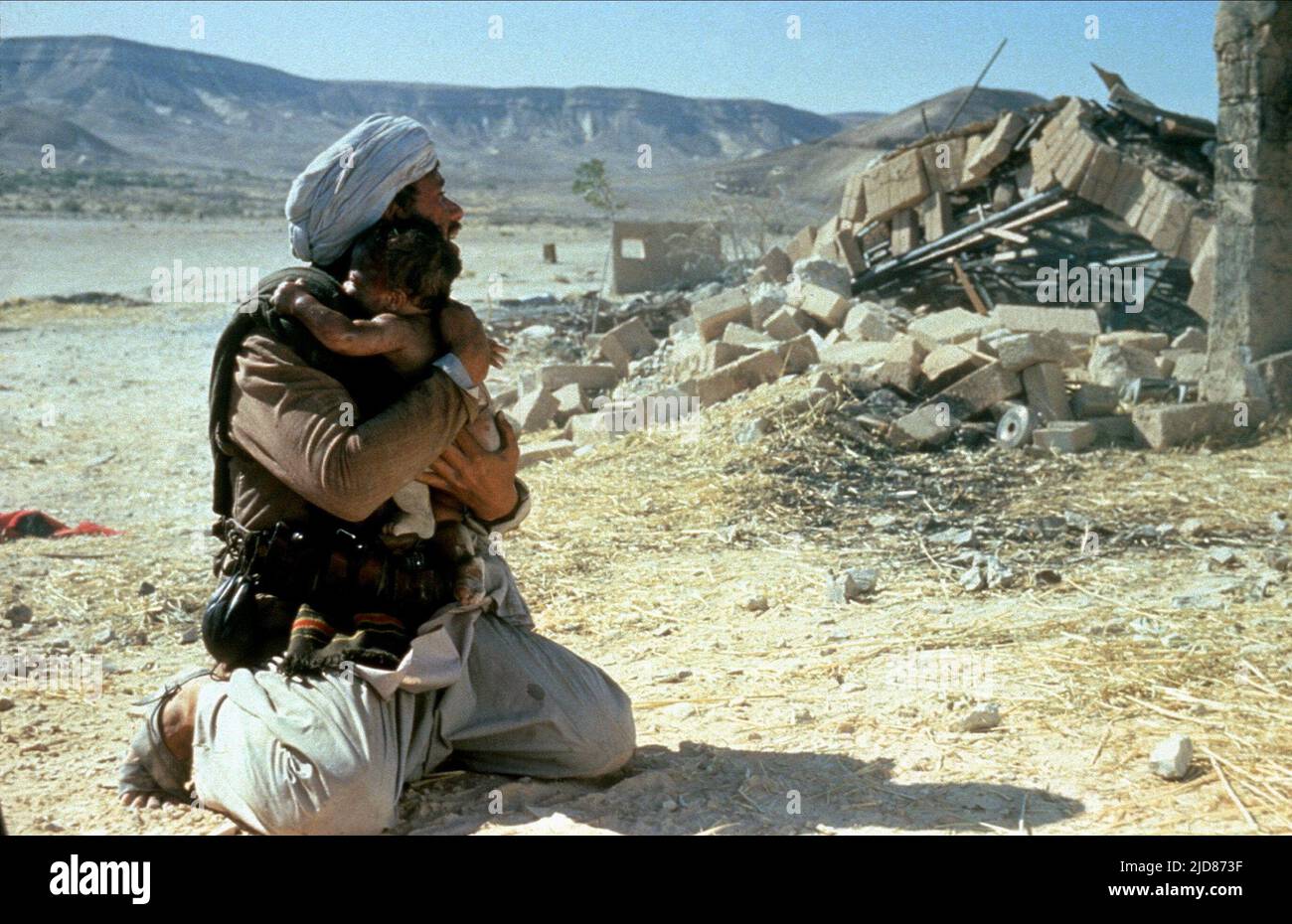 AFGHANISCHER MANN HÄLT BABY, DAS TIER DES KRIEGES, 1988, Stockfoto