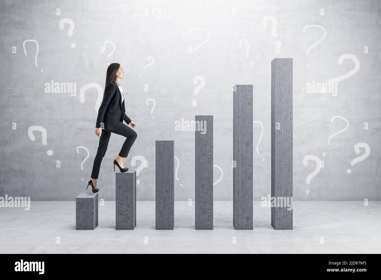 Wie gelingt es und Karriere Leiter Konzept mit Geschäftsfrau geht die wachsenden Säulen auf grauen Wand mit Fragezeichen Hintergrund, monochrom Stockfoto