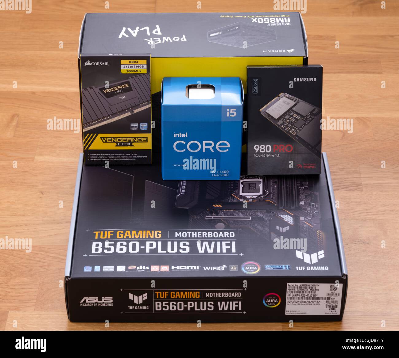 Tambow, Russische Föderation - 07. April 2022 Boxen mit einer brandneuen Komponenten in ihnen für den Bau eines neuen PCs. Asus TUF Gaming-Motherboard, Intel Core i Stockfoto