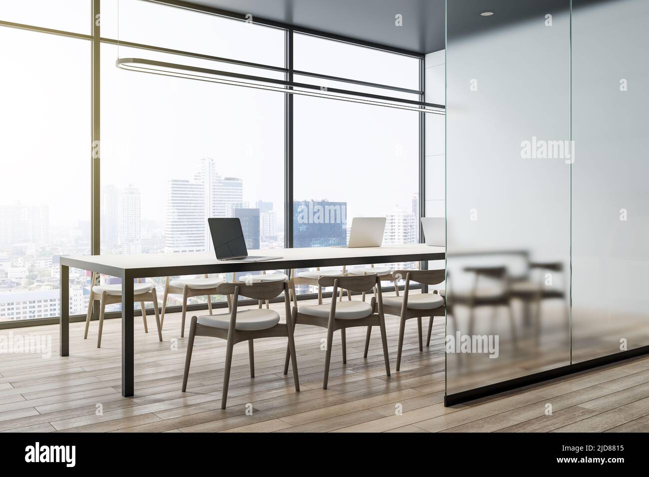Blick von der Seite auf den modernen Konferenztisch mit Stühlen im stilvollen Tagungsraum mit matter Glaswand, Blick auf die Stadt aus dem riesigen Fenster und Holzboden. 3D Renderi Stockfoto