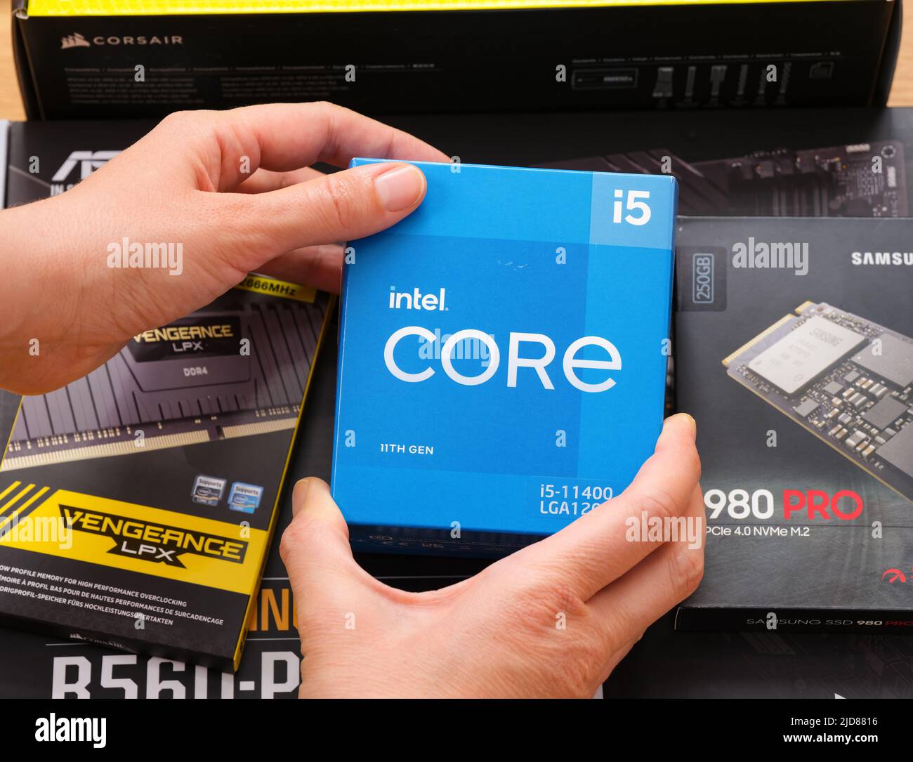 Tambow, Russische Föderation - 07. April 2022 Eine Frau hält Box mit einer Intel Core i5 11400 CPU über andere Boxen mit brandneuen Komponenten in der Hand Stockfoto