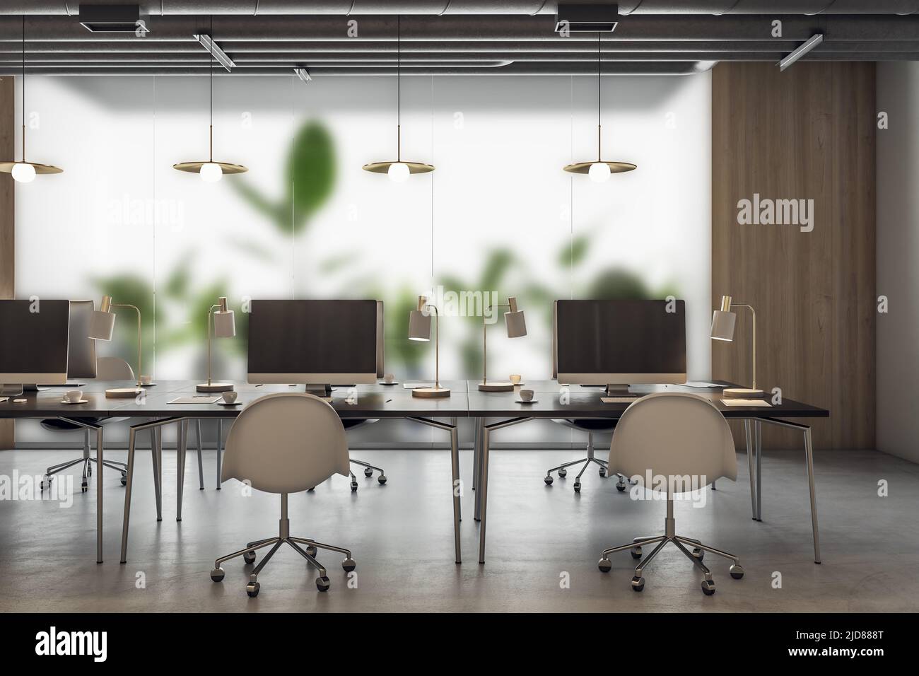 Blick von vorne auf stilvolle und minimalistische Designarbeitsplätze mit modernen Computern auf schwarzen Tischen und weißen Stühlen auf dem Betonboden vor mattem Glas Stockfoto