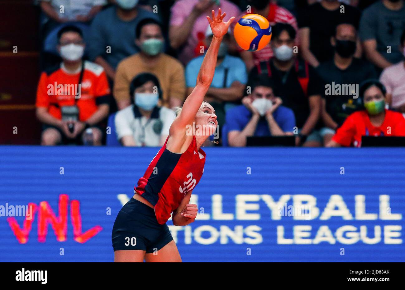 Quezon City. 19.. Juni 2022. Alexandra Frantti aus den Vereinigten Staaten hat am 19. Juni 2022 in Quezon City, Philippinen, während des Spiels FIVB Volleyball Nations League Women's Pool 4 gegen Thailand einen Spitzenplatz erreicht. Quelle: Rouelle Umali/Xinhua/Alamy Live News Stockfoto