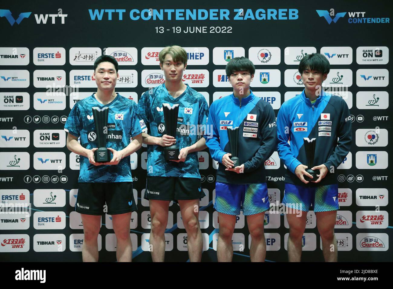 Zagreb, Kroatien. 19.. Juni 2022. ZAGREB, KROATIEN - 19. JUNI: Jang Woojin und Cho Daeseong aus Korea, verdoppeln die Sieger mit Uda Yukiya und Togami Shunske aus Japan, den zweiten Platz beim WTT Contender Zagreb 2022 in der Dom Sportova Hall am 19. Juni 2022 in Zagreb, Kroatien. Foto: Sanjin Strukic/PIXSELL Credit: Pixsell Foto- und Videoagentur/Alamy Live News Stockfoto