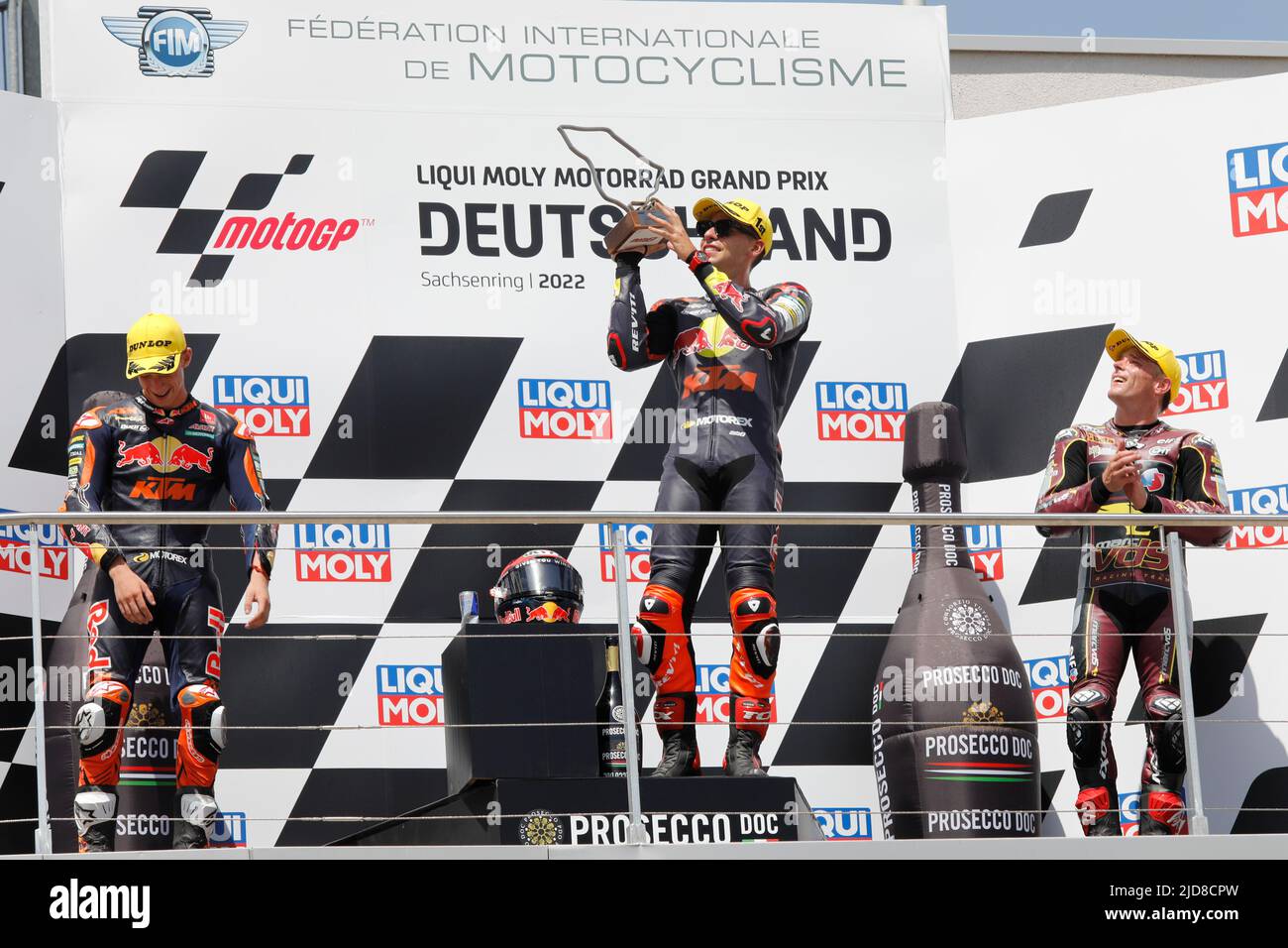 Hohenstein Ernstthal, Deutschland. Juni 19. 2022. Moto2 Rennen während des Liqui Moly Motorrad Grand Prix Deutschland auf dem Sachsenring, Hohenstein-Ernstthal, Deutschland. Im Bild: Augusto Fernandez (SPA) von Red Bull KTM Ajo 1., Pedro Acosta (SPA) von Red Bull KTM Ajo 2. und Sam Lowes (GBR) vom Elf Marc VDS Racing Team auf dem Podium Credit: Piotr Zajac/Alamy Live News Stockfoto