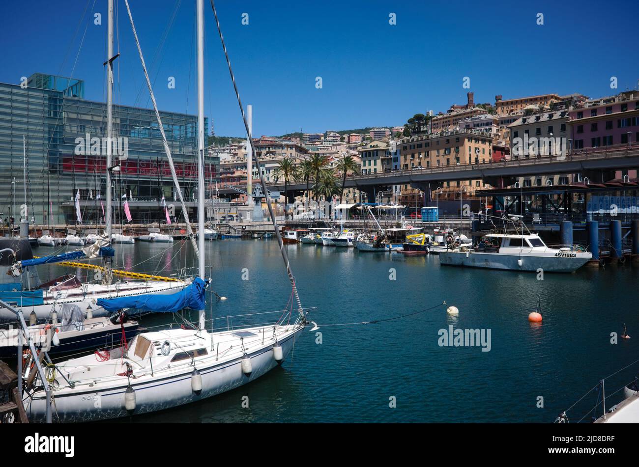 Genua, Italien - Juni, 2022: Yachthafen für Yachten und Boote im Hafen von Genua. Bau des Schifffahrtsmuseums namens Galata Museo del Mare in Backgroun Stockfoto
