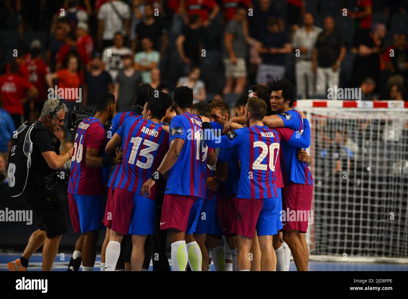 KÖLN, DEUTSCHLAND - 18. JUNI 2022: Semifinale des THW Kiel - Barca EHF FINAL4 Männer Stockfoto