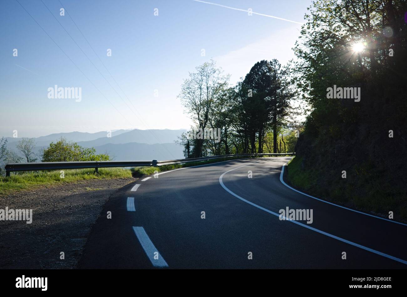 Scharfe Kurve auf Berg Asphaltstraße in Genua Provinz, Ligurien, Italien. Bergstraße mit schöner Aussicht. Schichten von Apenninen-Bergen Stockfoto