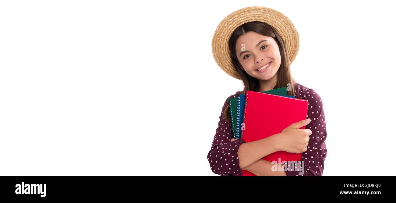 Summer School. Happy cute teen Mädchen in Strohhut halten Schule Arbeitsbuch für das Studium isoliert auf weiß, High School. Porträt einer Schülerin Stockfoto