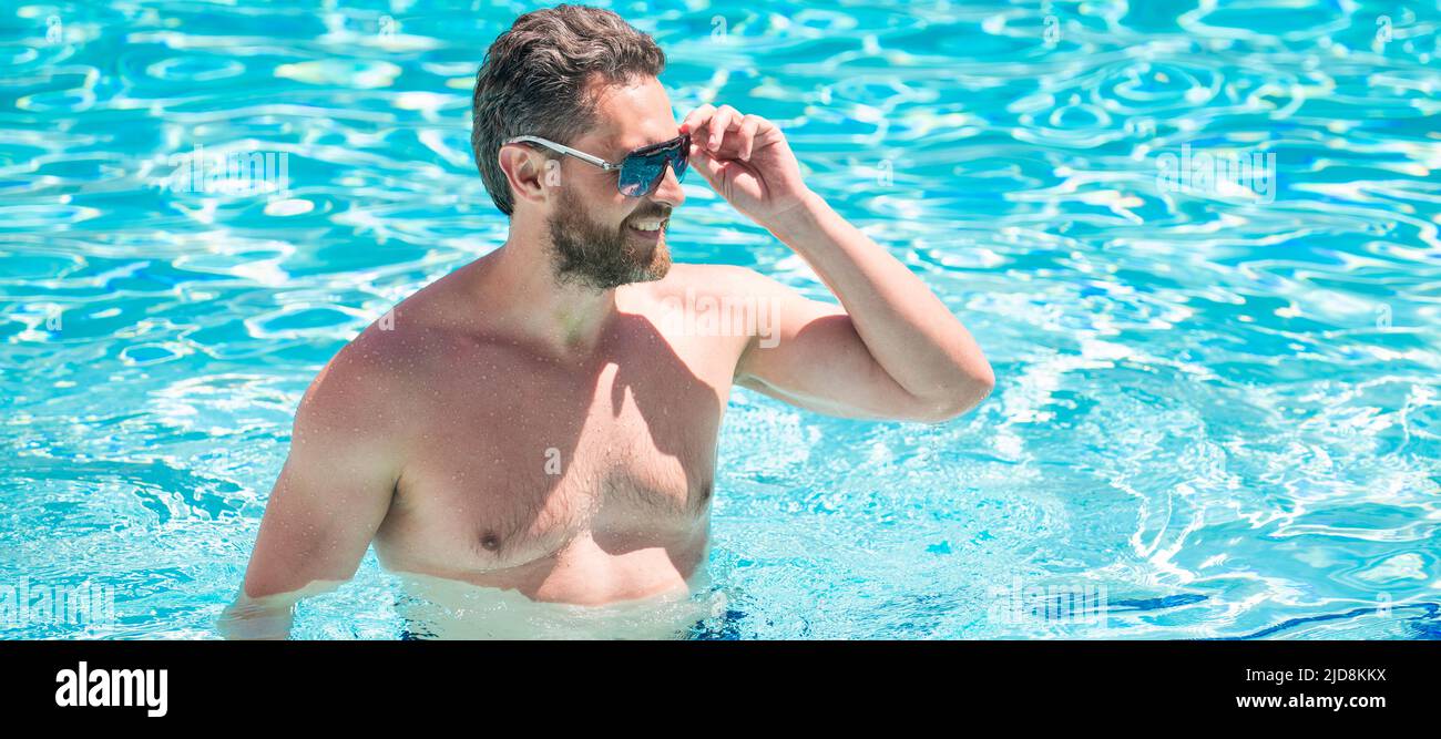 Sommerurlaub. Kerl trägt Gläser im Wasser. Freie Zeit und freier Tag. Entspannen. Mann Gesicht Porträt, Banner mit Kopieplatz. Stockfoto
