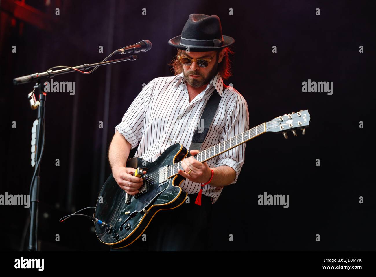 Oslo, Norwegen. 17., Juni 2022. Die englische Rockband Supergrass spielt ein Live-Konzert während des norwegischen Musikfestivals Piknik i Parken 2022 in Oslo. Hier ist Sänger Gaz Coombes live auf der Bühne zu sehen. (Bildnachweis: Gonzales Photo - Stian S. Moeller). Stockfoto