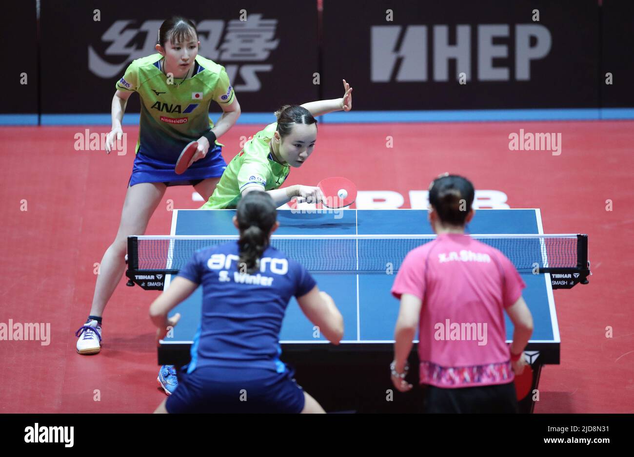 Zagreb, Kroatien. 19.. Juni 2022. ZAGREB, KROATIEN - 19. JUNI: ITO Mima und Hina Hayata aus Japan treten beim WTT Contender Zagreb 2022 Women's Doubles Final gegen Sabine Winter und Xiaona Shan aus Deutschland am 19. Juni 2022 in der Dom Sportova Hall in Zagreb, Kroatien, an. Foto: Sanjin Strukic/PIXSELL Credit: Pixsell Foto- und Videoagentur/Alamy Live News Stockfoto